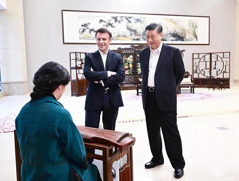 2023年4月7日，習(xí)近平主席在廣東省廣州市松園同法國(guó)總統(tǒng)馬克龍舉行非正式會(huì)晤。這是兩國(guó)元首在白云廳欣賞古琴演奏。
