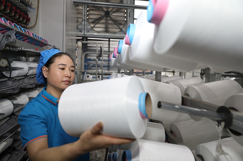 1月2日，江蘇省淮安市洪澤區(qū)一紡織企業(yè)生產(chǎn)車間開工生產(chǎn)，趕制訂單。