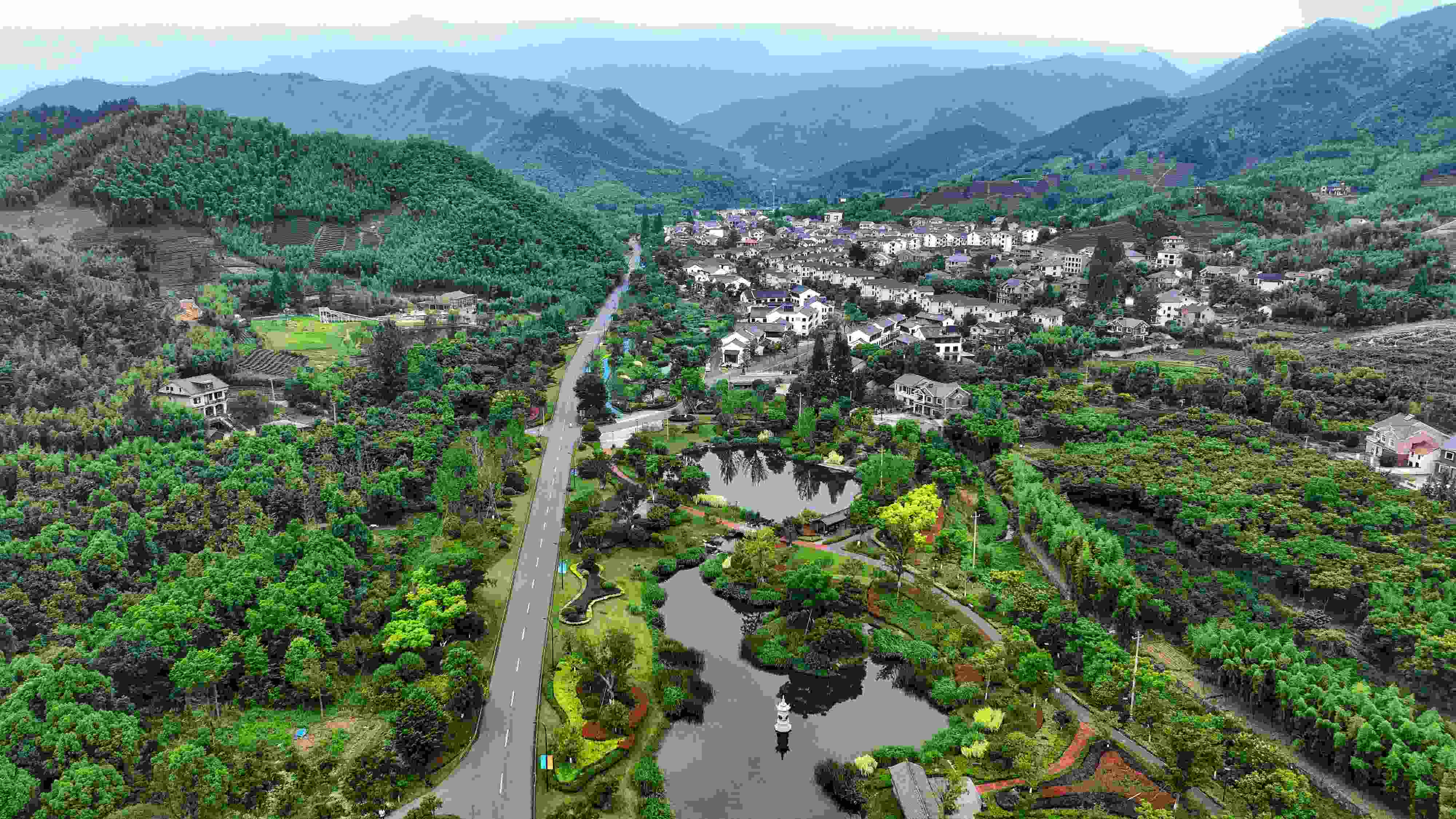 2023年6月6日，杭州余杭區(qū)徑山鎮(zhèn)鄉(xiāng)村，生態(tài)碧水、沿路花海與村莊農(nóng)房相映成趣，構(gòu)成一幅美麗的山水田園畫。