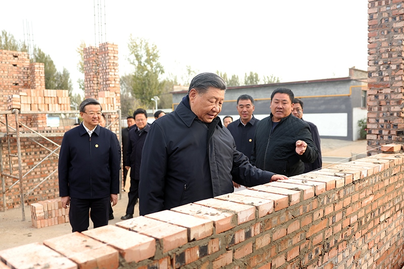 2023年11月10日，習(xí)近平總書記在河北保定涿州市刁窩鎮(zhèn)萬全莊村房屋重建施工現(xiàn)場考察。