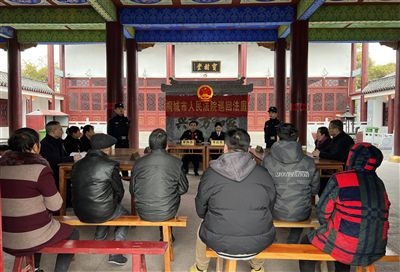 圖③：庭審在謝氏祠堂內進行。