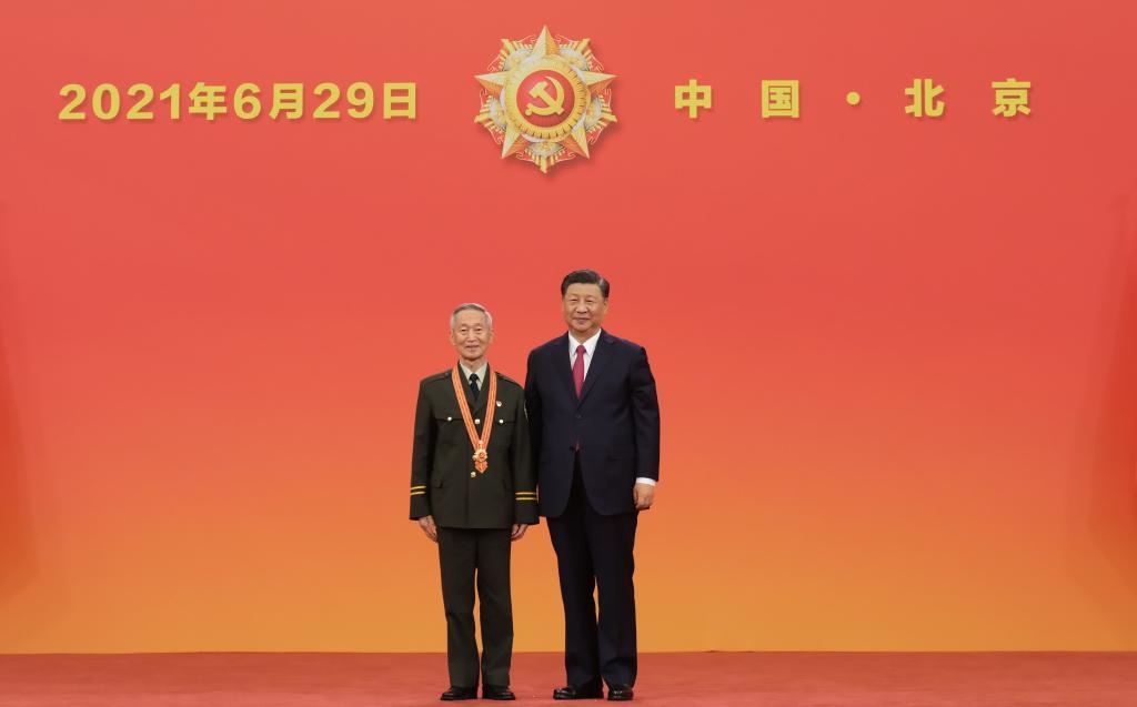 2021年6月29日，習近平總書記向“七一勛章”獲得者崔道植頒授勛章。新華社記者 李學仁 攝