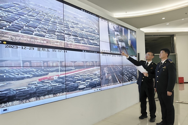 海關(guān)關(guān)員視頻巡查出口汽車場地。李進(jìn)攝