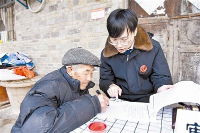  圖③：當(dāng)事人簽署調(diào)解協(xié)議。