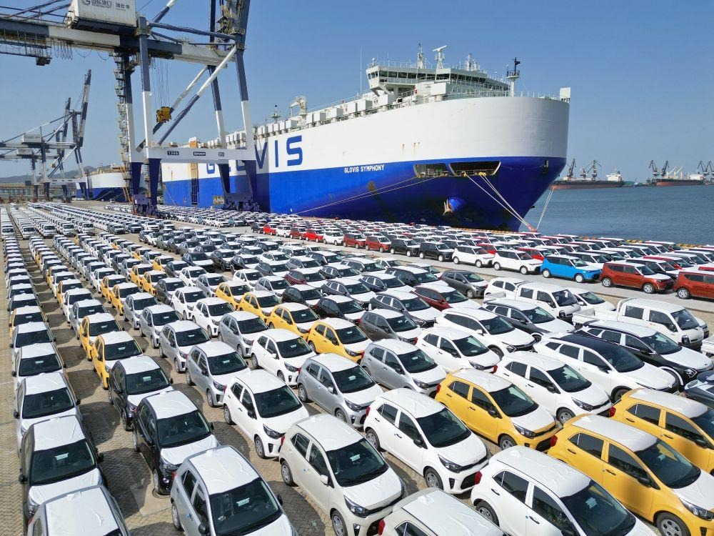△2023年7月5日，大批出口商品車集結山東煙臺港準備通過汽車滾裝船發(fā)運。