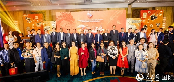 出席駐菲律賓使館2024年新年媒體沙龍部分嘉賓代表合影。人民網(wǎng)記者樊帆 攝