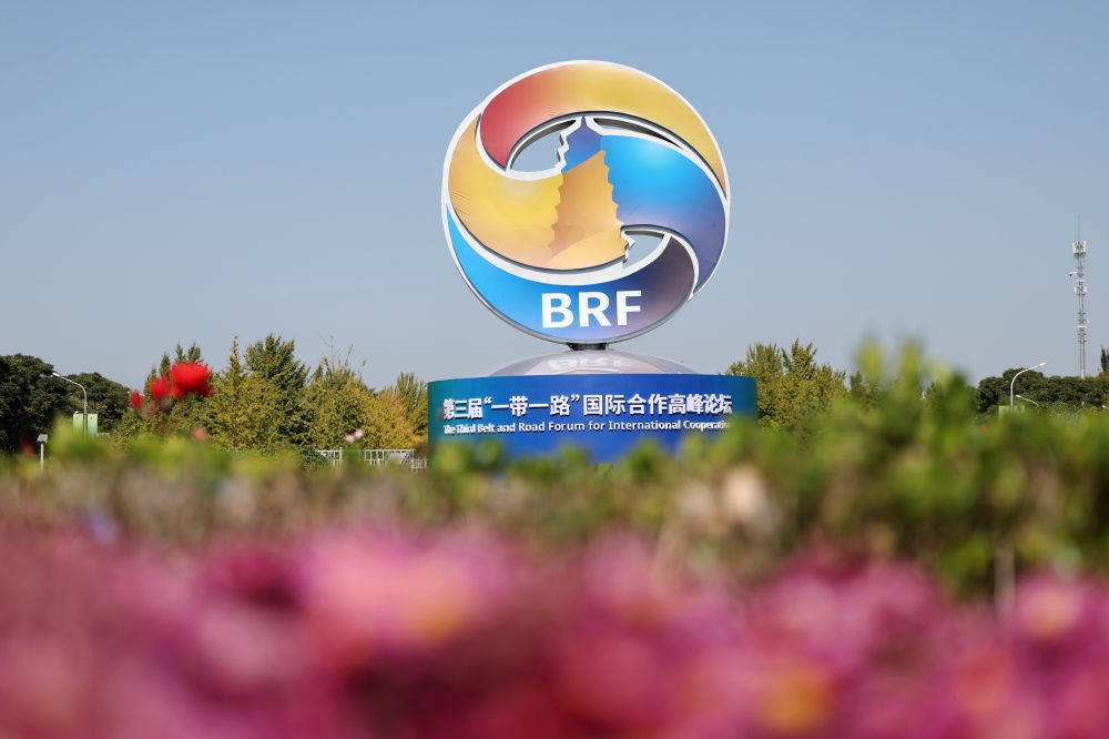 這是在北京市北土城路附近拍攝的“一帶一路”國(guó)際合作高峰論壇景觀布置（2023年10月16日攝）。新華社記者 陳斌 攝