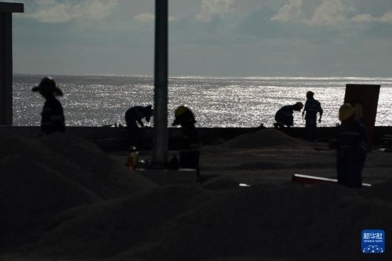 1月18日，工作人員在瑙魯艾沃港碼頭升級改造項目工地工作。新華社記者 王申 攝