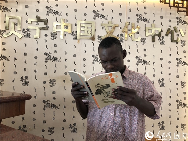 貝寧人在文化中心閱讀中國圖書。人民網(wǎng)記者 黃培昭攝