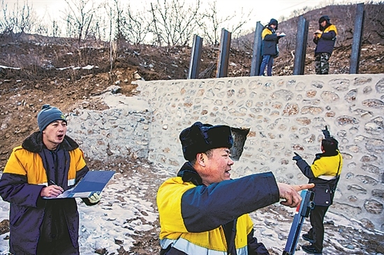 1月15日，門頭溝區(qū)妙峰山鎮(zhèn)，來自中國(guó)鐵路北京局的單秀松（左二）與同事正在鐵路線上進(jìn)行防洪隱患排查工作。