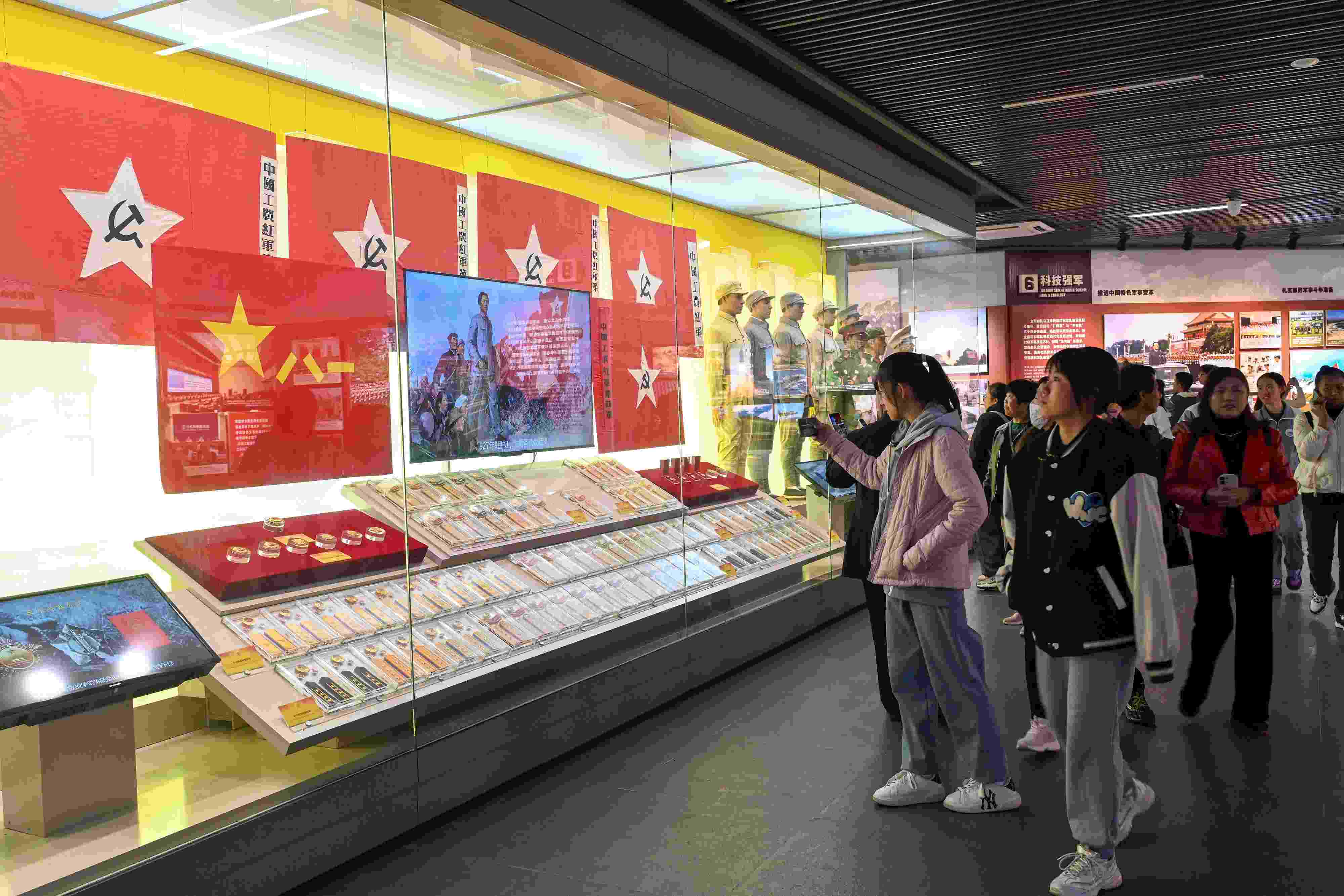 2023年11月15日，游客游覽參觀南昌八一起義紀念館，感受體驗紅色文化的教育。