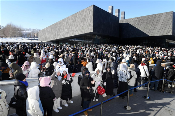 2024年1月15日，哈爾濱，侵華日軍第七三一部隊罪證陳列館門口排隊的游客整齊有序。