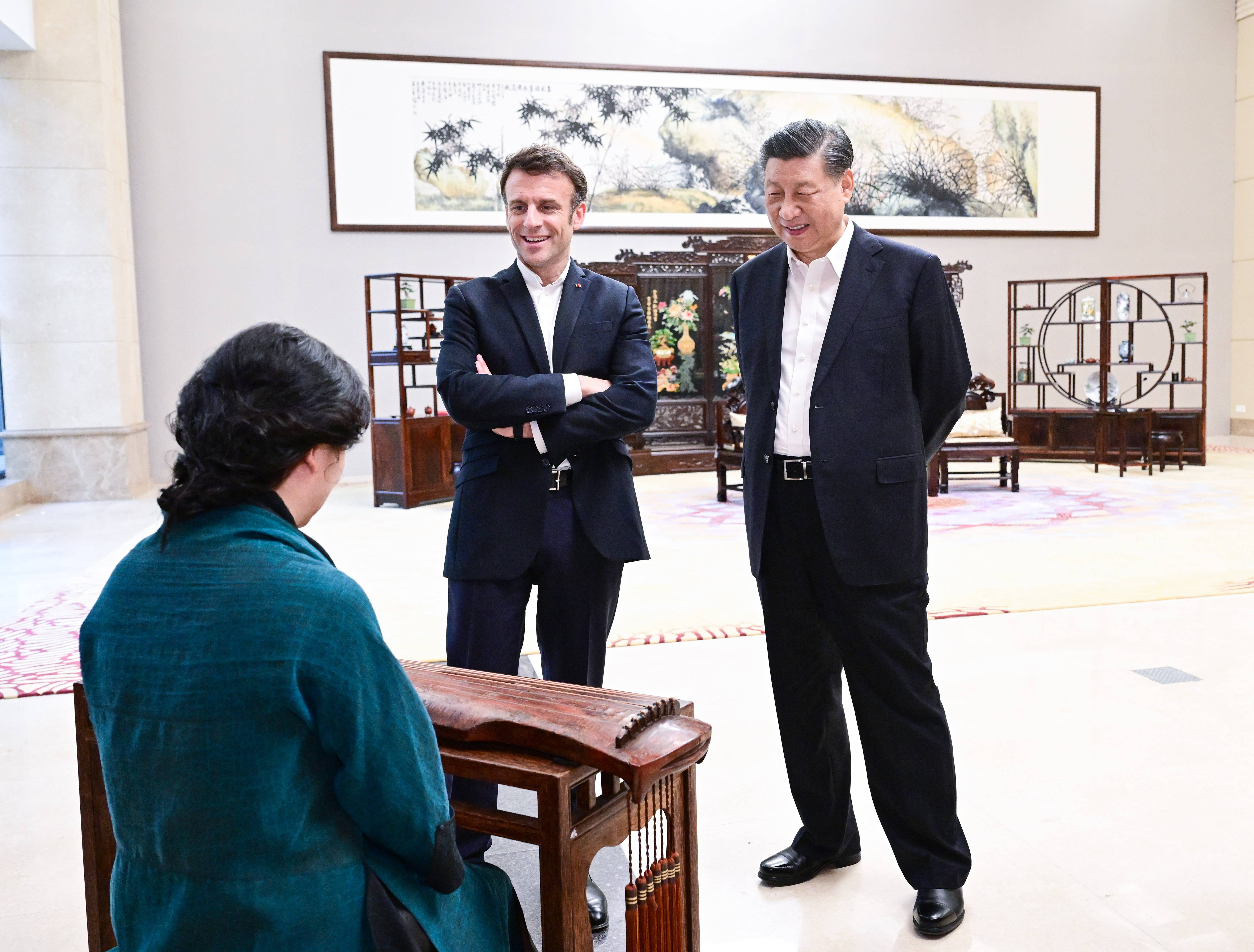 2023年4月7日，習(xí)近平主席在廣東省廣州市松園同法國總統(tǒng)馬克龍舉行非正式會晤。這是兩國元首在白云廳欣賞古琴演奏。