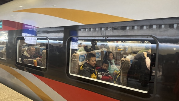 旅客乘坐高鐵列車。中國(guó)鐵路北京局供圖