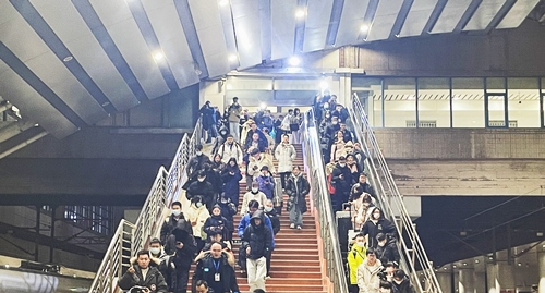 2024年鐵路春運(yùn)今日啟動，旅客進(jìn)入站臺準(zhǔn)備乘車。人民網(wǎng)記者 喬雪峰攝