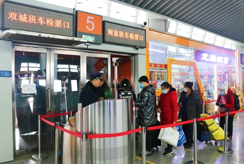 哈西公路客運(yùn)站內(nèi)旅客檢票排隊上車。黑龍江省交通運(yùn)輸廳供圖
