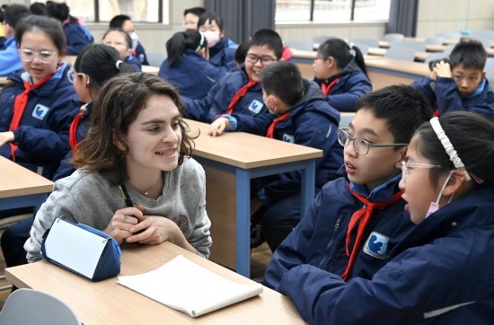  2023年12月18日，在西安新城區(qū)后宰門小學(xué)進(jìn)行的中法校園文化周法語語言沙龍上，西安法語聯(lián)盟的老師與學(xué)生進(jìn)行互動。新華社記者 劉瀟 攝