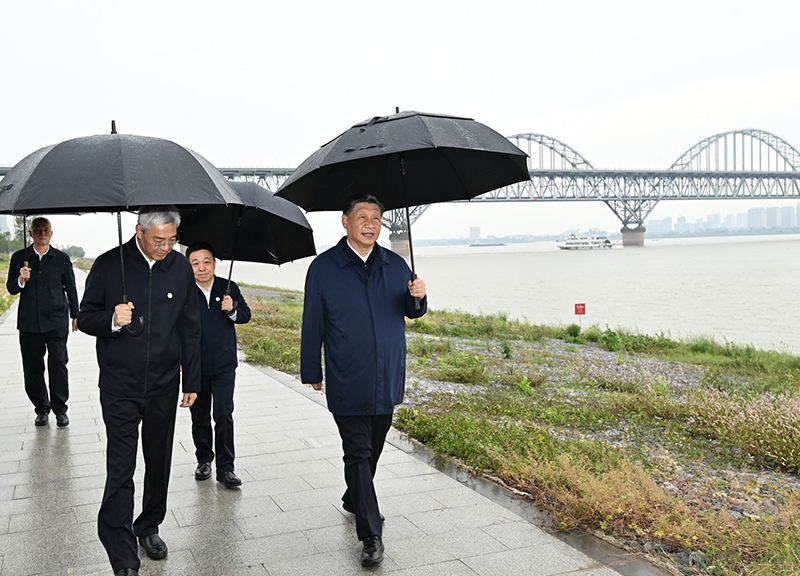 2023年10月10日，習(xí)近平總書記在江西省九江市長江國家文化公園九江城區(qū)段考察時，冒雨沿江堤步行察看沿岸風(fēng)貌。