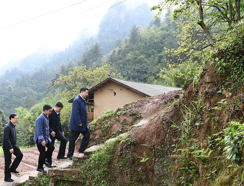 2019年4月15日，在重慶石柱土家族自治縣中益鄉(xiāng)華溪村，習(xí)近平總書記踏著濕滑的石階登上陡坡，前往貧困戶譚登周家看望。