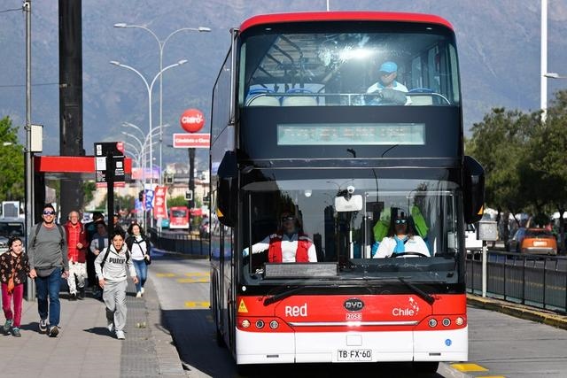 2023年10月31日，一輛由中國制造的新能源公交車行駛在智利首都圣地亞哥的主城區(qū)。新華社記者 辛悅衛(wèi)攝