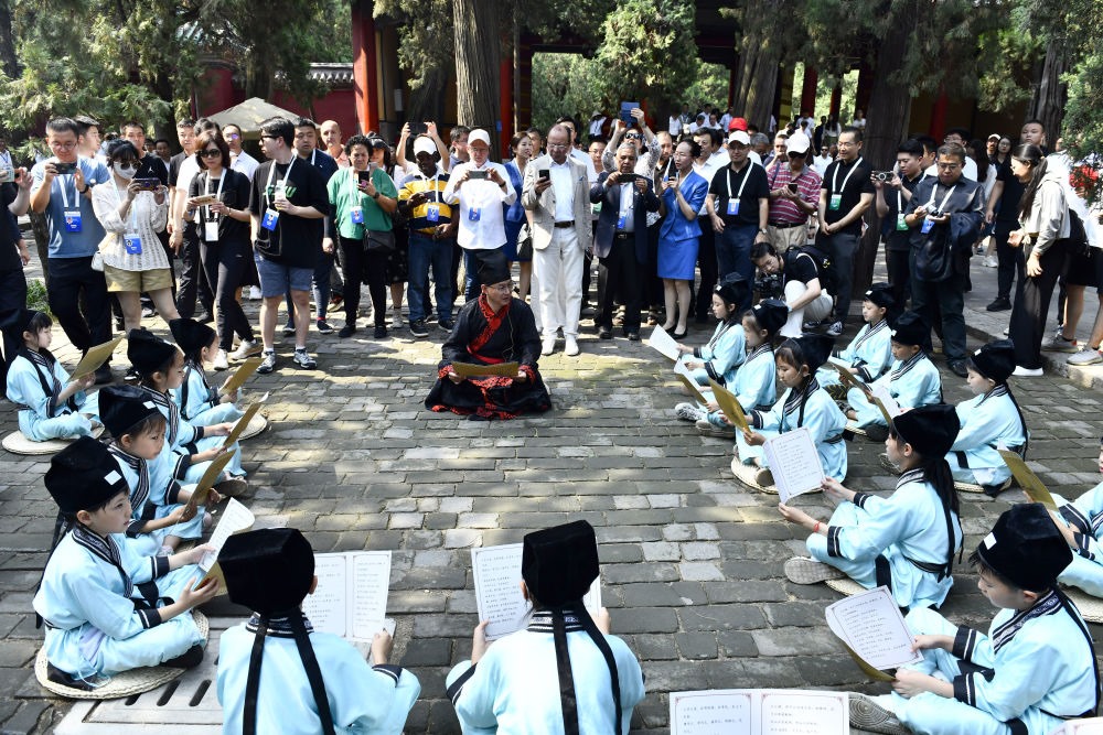 2023年6月27日，在曲阜孔廟，嘉賓和游客在聆聽孩子們誦讀《論語》。