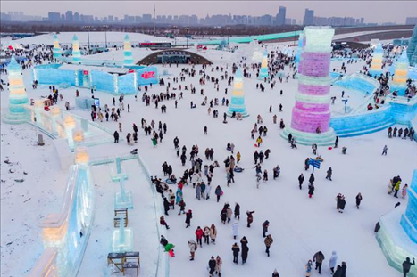 游客在哈爾濱冰雪大世界園區(qū)內(nèi)游玩（無人機(jī)照片，2024年1月4日攝）。新華社記者 謝劍飛 攝