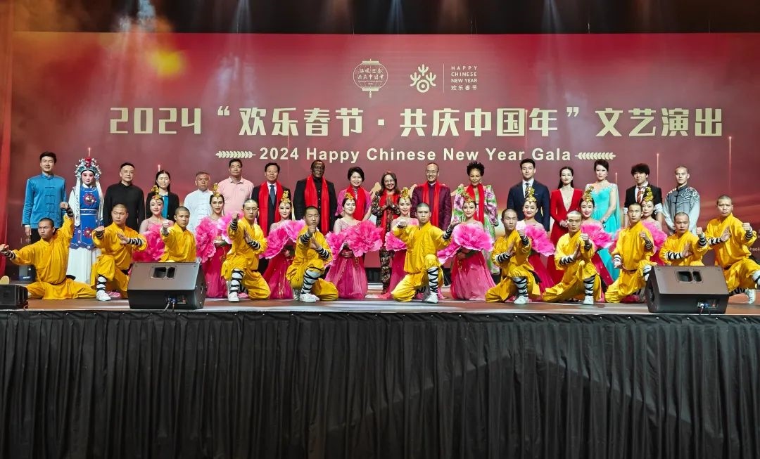 全體嘉賓和演員合影。中國駐南非大使館供圖