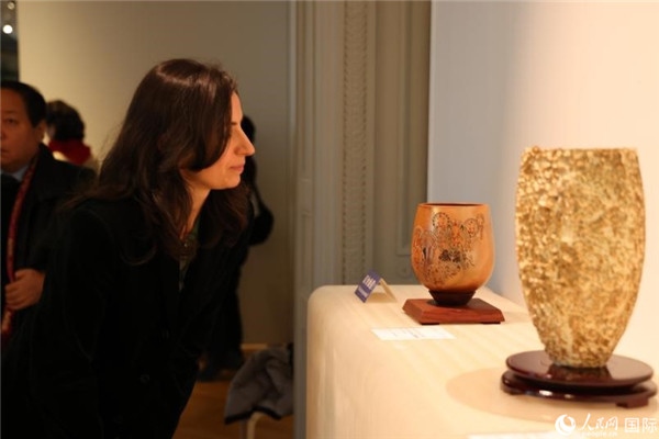 嘉賓和公眾參觀“絲路瓷行”——中國(guó)景德鎮(zhèn)陶瓷文化特展。人民網(wǎng)記者 尚凱元攝