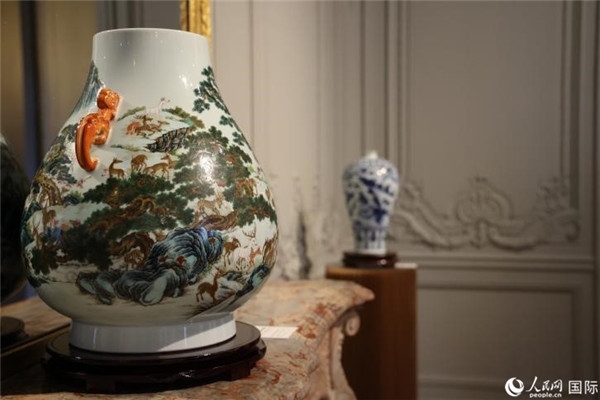 嘉賓和公眾參觀“絲路瓷行”——中國(guó)景德鎮(zhèn)陶瓷文化特展。人民網(wǎng)記者 尚凱元攝