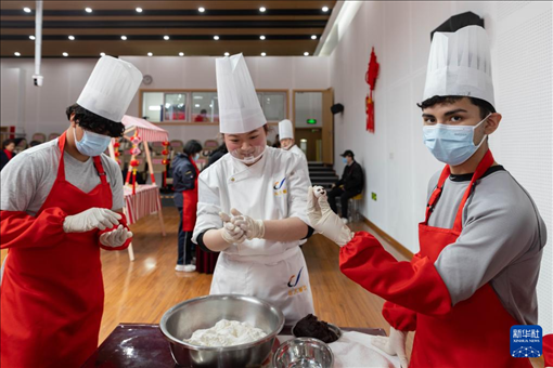 1月28日，在復(fù)旦大學(xué)第二附屬學(xué)校，美國(guó)馬斯卡廷中學(xué)學(xué)生展示自己制作的湯圓。 新華社記者 王翔 攝