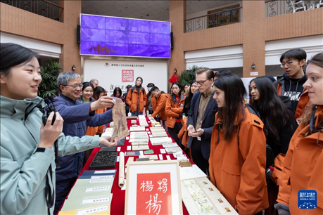 1月29日，在復(fù)旦大學(xué)，美國(guó)馬斯卡廷中學(xué)學(xué)生了解中國(guó)古籍裝幀與修復(fù)技術(shù)。 新華社記者 王翔 攝