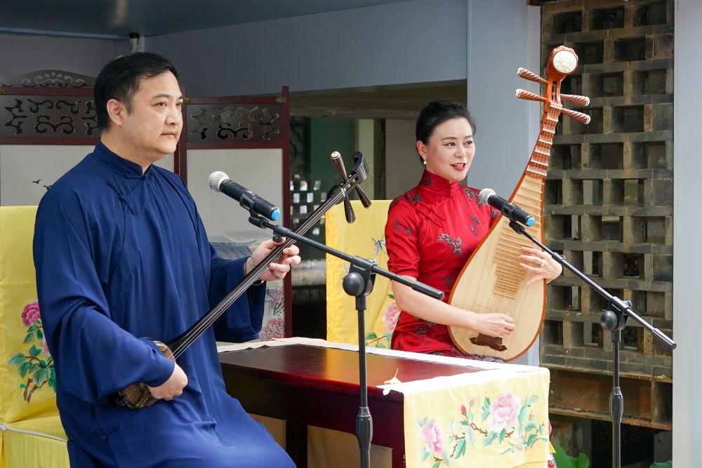 評彈藝人在蘇州平江路上的一家評彈店內(nèi)進行表演（2023年7月7日攝）。新華社記者 李博 攝