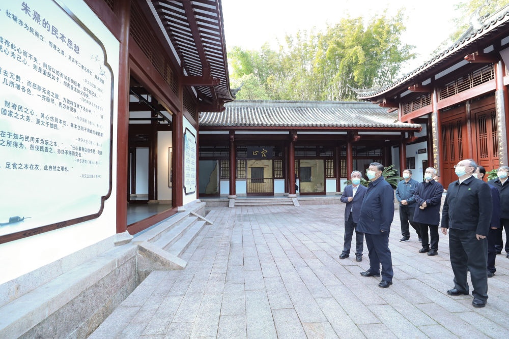 2021年3月22日，習(xí)近平在福建省南平武夷山朱熹園，了解朱熹生平及理學(xué)研究等情況。新華社記者 鞠鵬 攝
