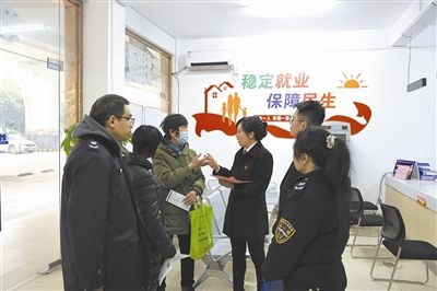  圖③：調(diào)解后，法官現(xiàn)場向當(dāng)事人做釋法析理工作。