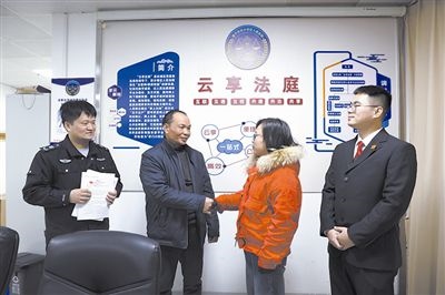  圖②：雙方當(dāng)事人達(dá)成調(diào)解協(xié)議，握手言和。
