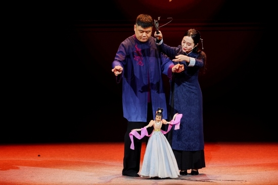 “何以中國(guó)·向海泉州”網(wǎng)絡(luò)主題活動(dòng)現(xiàn)場(chǎng)，蔡思雅和搭檔表演提線木偶戲。