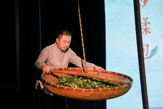 “何以中國(guó)·向海泉州”網(wǎng)絡(luò)主題活動(dòng)現(xiàn)場(chǎng)，魏嘉宏表演搖青。