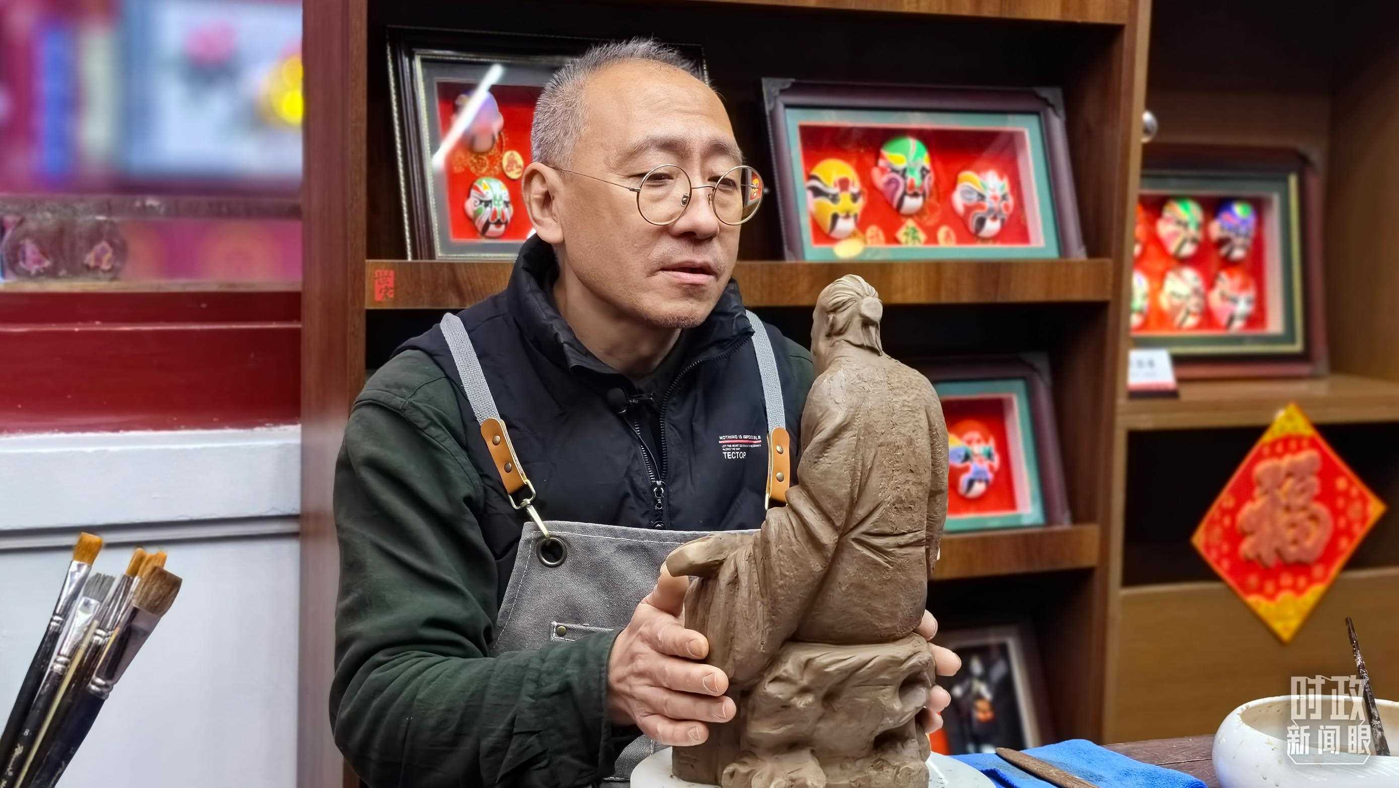 △“泥人張”的匠人正在雕塑。（總臺央視記者潘毅拍攝）