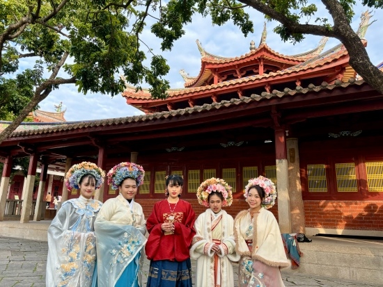 泰國(guó)留學(xué)生頭戴蟳埔簪花圍在開元寺留影。人民網(wǎng)記者 金慧慧攝
