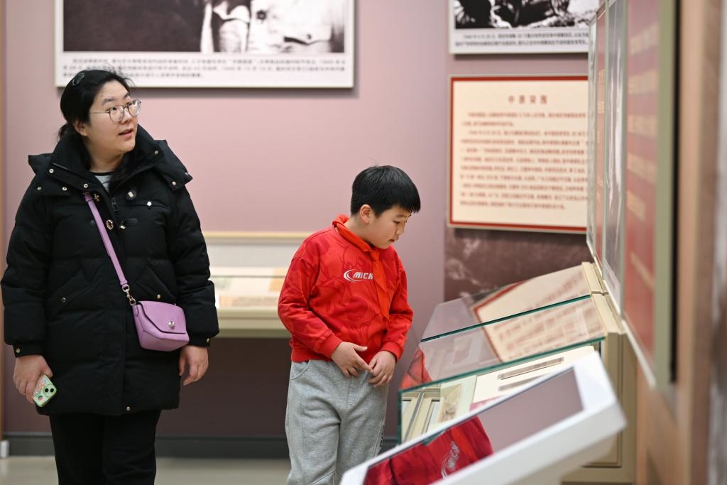 2024年1月28日，家長(zhǎng)帶著孩子在平津戰(zhàn)役紀(jì)念館內(nèi)參觀。