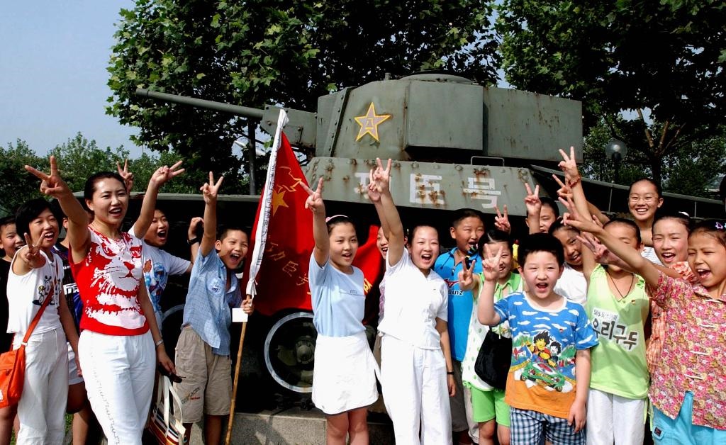 2003年7月31日，天津市紅橋區(qū)躍進(jìn)里小學(xué)少先隊(duì)員來(lái)到平津戰(zhàn)役紀(jì)念館“功臣號(hào)坦克”前，開(kāi)展以“揚(yáng)軍威做革命接班人”為主題的隊(duì)日活動(dòng)?！鞍艘弧苯ㄜ姽?jié)前夕，天津市在少先隊(duì)員中廣泛開(kāi)展“仰望革命英烈頌我軍威”等紀(jì)念活動(dòng)。