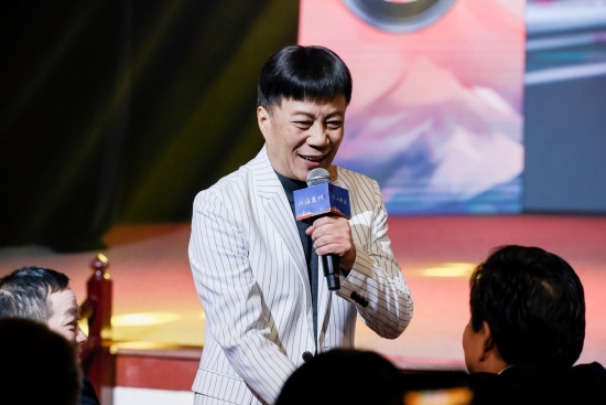 “何以中國(guó)·向海泉州”網(wǎng)絡(luò)主題活動(dòng)現(xiàn)場(chǎng)，陳百潭演出時(shí)與觀眾互動(dòng)。泉州廣播電視臺(tái)供圖