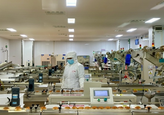 盼盼5G智慧工廠生產(chǎn)線正在進行產(chǎn)品質(zhì)檢。人民網(wǎng)記者 金慧慧攝