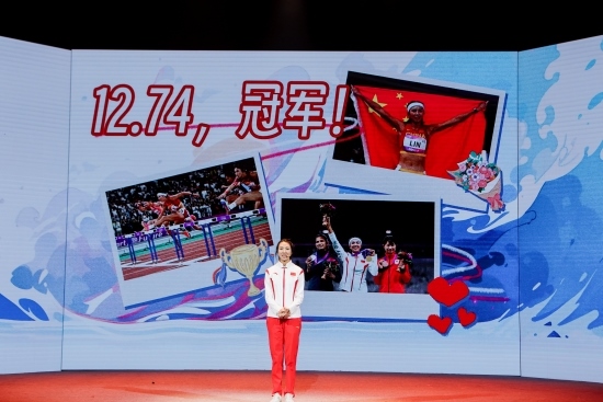 “何以中國·向海泉州”網(wǎng)絡主題活動現(xiàn)場，林雨薇講述奪冠經(jīng)歷。泉州廣播電視臺供圖