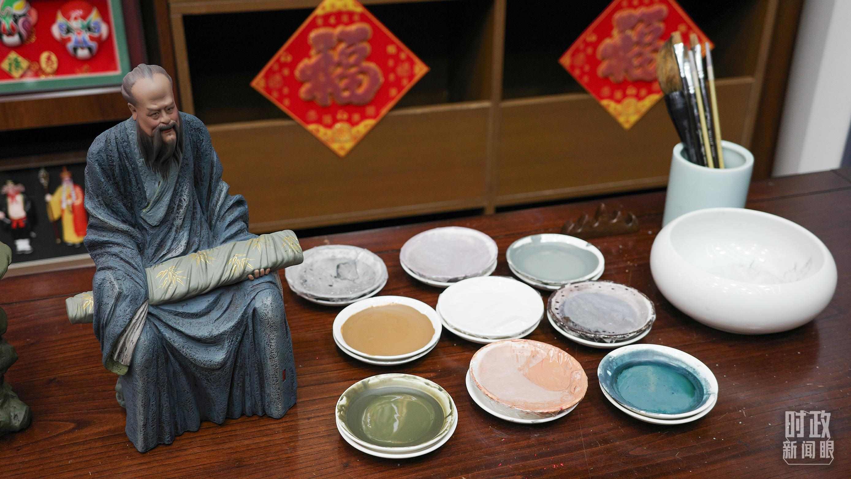 △天津古文化街，泥人張店鋪的上色顏料展示。（總臺央視記者覃思拍攝）