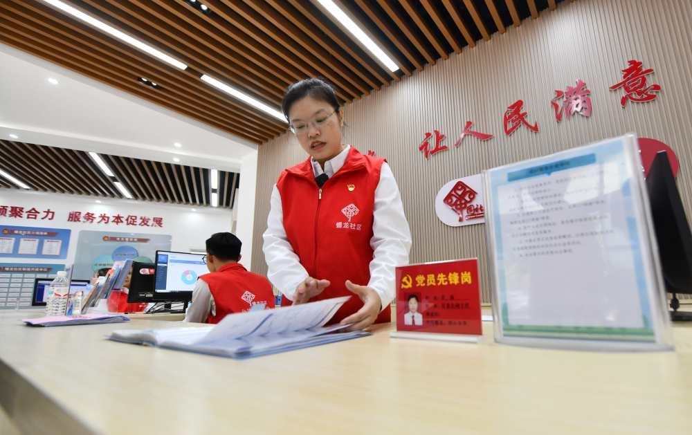 △2023年12月14日，廣西南寧市蟠龍社區(qū)，工作人員在為居民服務(wù)。