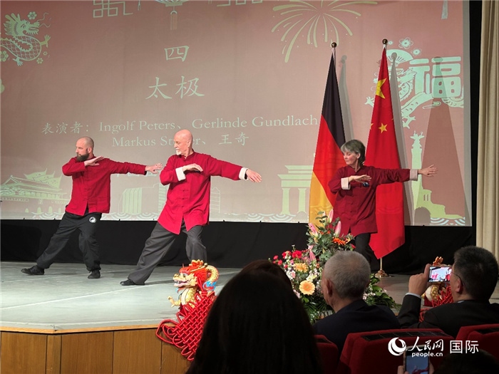 太極，表演者：Ingolf Peters、Gerlinde Gundlach、Markus Stüber