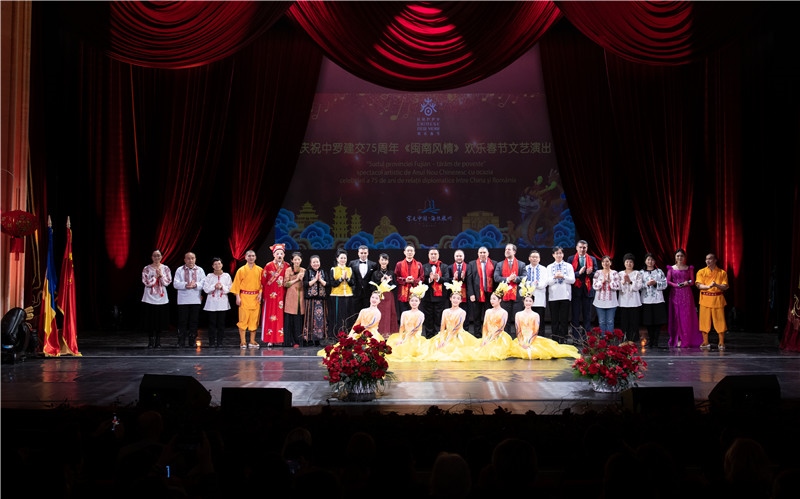 圖為韓大使、羅政府高官與泉州藝術團演員合影。中國駐羅大使館文化處供圖。