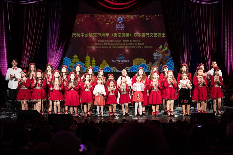 圖為羅小快板兒童合唱團在演唱中文歌曲。 中國駐羅大使館文化處供圖。
