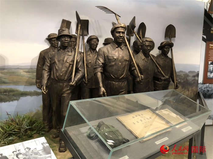 紀(jì)念園中展覽的筑路場景 。人民網(wǎng)記者 黃培昭攝